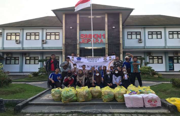GELAR RAMADHAN BERBAGI OSIS BAGIKAN 300 TAKJIL BAGI MASYARAKAT SEKITAR
